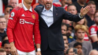 前曼联助教曝C罗离队内幕：滕哈赫铁腕管理，C罗拒绝参与高位逼抢