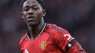 梅努在卡里克麾下迅速崛起，成为曼联中场新星。